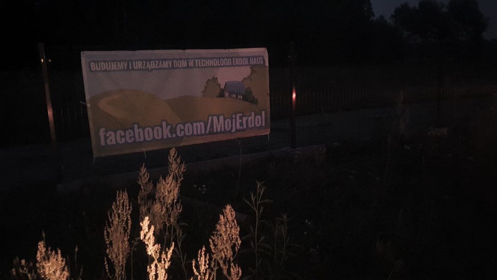 Baner pod osłoną nocy